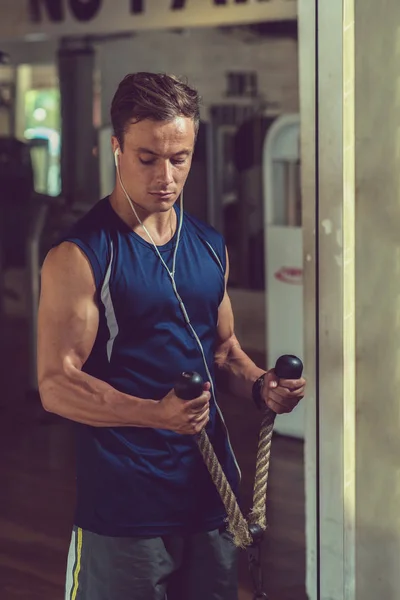 Fit Man Doet Oefeningen Voor Biceps Kabel Touw Katrol Machine — Stockfoto