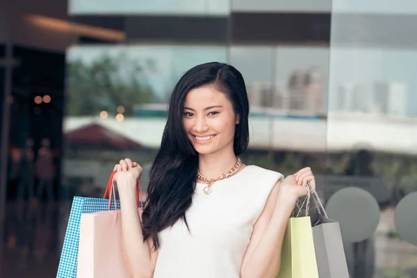 Retrato Una Bella Vietnamita Sonriente Mostrando Bolsas Papel Con Sus —  Fotos de Stock