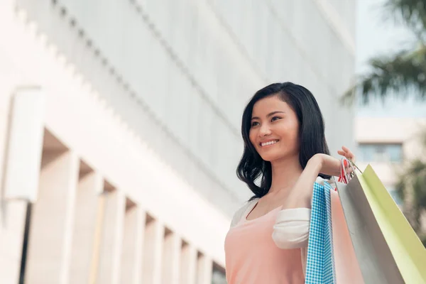 Porträtt Leende Vacker Ung Asiatisk Kvinna Med Papper Väskor — Stockfoto