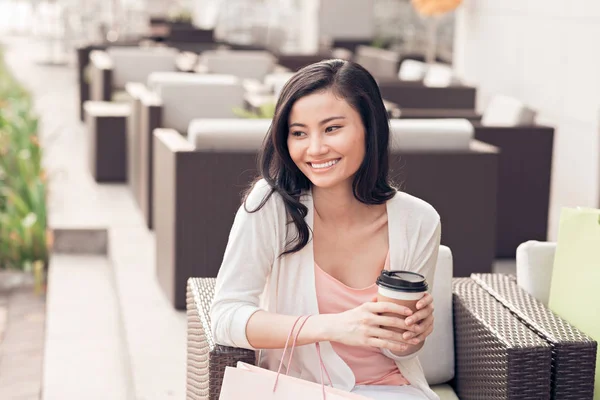 Aantrekkelijke Lachende Vrouw Die Koffie Drinkt Rust Productief Winkelen — Stockfoto
