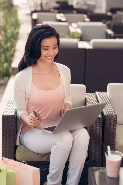 Bella Giovane Donna Asiatica Seduta Caffè Con Computer Portatile Sulle — Foto Stock