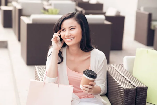 Vacker Ung Asiatisk Kvinna Dricker Bort Kaffe Och Njuter Telefonsamtal — Stockfoto