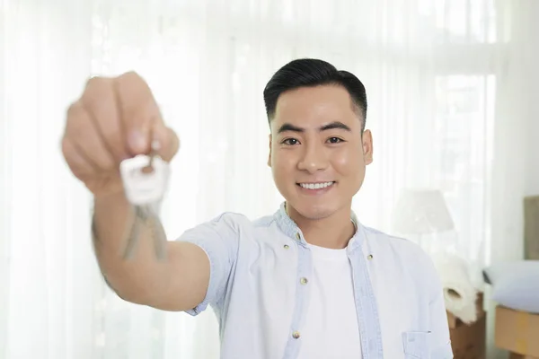 Sorrindo Jovem Asiático Homem Mostrando Chaves Seu Novo Apartamento — Fotografia de Stock