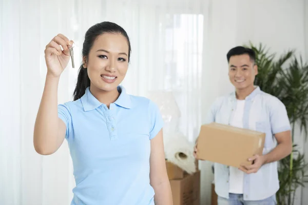 Jolie Jeune Femme Montrant Les Clés Appartement Son Mari Avec — Photo