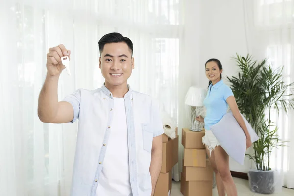 Gelukkige Jonge Aziatische Familie Verhuizen Nieuw Appartement — Stockfoto