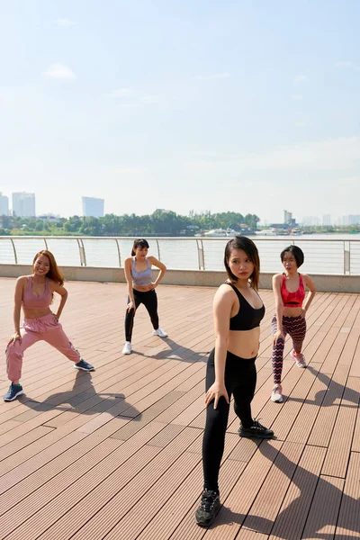 Grupo Mujeres Hermosas Jóvenes Haciendo Ejercicios Aeróbicos Deportivos Aire Libre — Foto de Stock