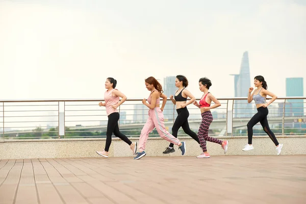 Группа Азиатских Молодых Женщин Бегущих Вместе Команде Вдоль Улицы Городе — стоковое фото