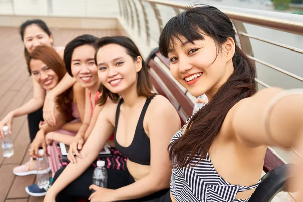 Grupo Deportistas Asiáticos Sentados Juntos Banco Sonriendo Cámara Mientras Hacen — Foto de Stock