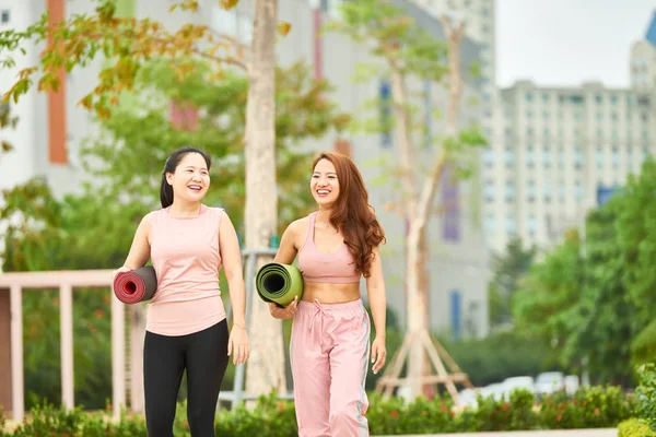 Duas Mulheres Asiáticas Com Tapetes Exercício Conversando Umas Com Outras — Fotografia de Stock