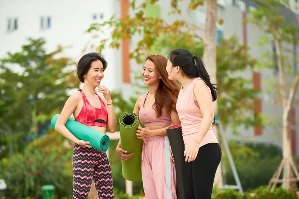 Group Friends Standing Exercise Mats Talking Each Other Smiling Yoga — Stock Photo, Image