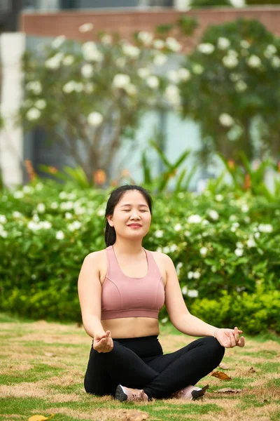 Porträt Einer Jungen Asiatischen Frau Die Mit Geschlossenen Augen Lotusposition — Stockfoto