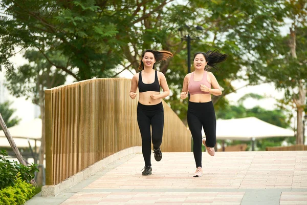 Dos Amigas Asiáticas Haciendo Deporte Juntas Corriendo Parque — Foto de Stock