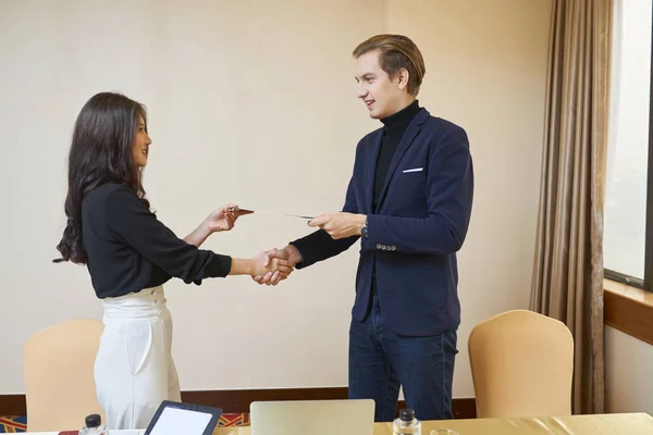 実業家と握手するビジネスマン — ストック写真