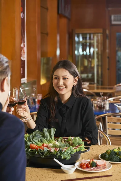 Paar Bei Date Mit Weingläsern Und Grünem Salatessen Auf Dem — Stockfoto