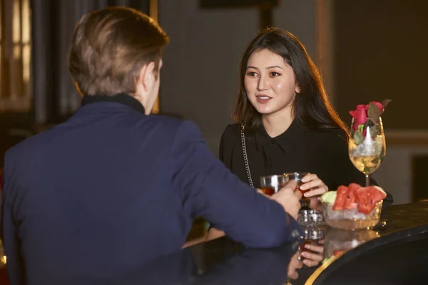 Vista Posterior Hombre Mujer Asiática Fecha Con Bebidas Alcohólicas Hablando — Foto de Stock