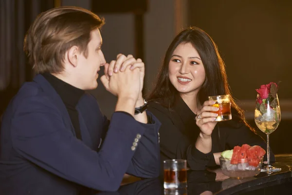 Caucásico Hombre Asiático Mujer Fecha Con Alcohol Bebidas Sonriendo Hablando —  Fotos de Stock
