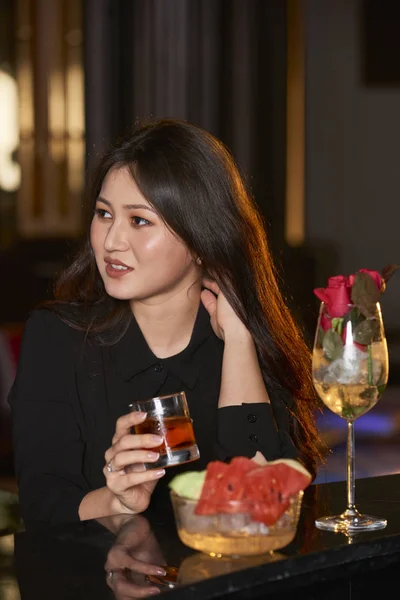 Asiatisk Kvinna Med Glas Alkohol Dryck Bar — Stockfoto