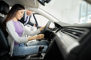 O araba bayilik test sürüşü için aldı arabada oturan Pretty genç Vietnamlı kadın