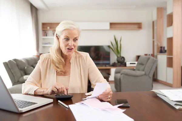 Mujer Edad Impactada Mirando Facturas Impagadas Mesa —  Fotos de Stock