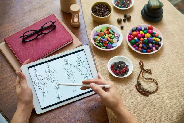 디지털 태블릿에 구슬과 그리기 의류의 스케치를 다채로운 구슬테이블에 디자이너의 클로즈업 — 스톡 사진