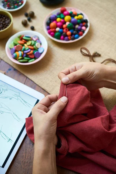 Primo Piano Della Donna Seduta Tavola Con Perline Colorate Tablet — Foto Stock