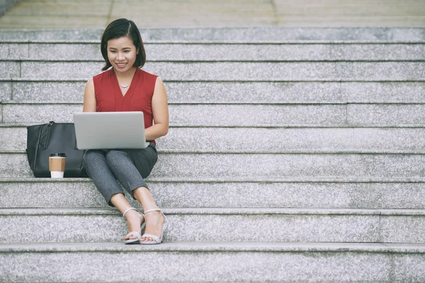 Young Asian Businesswoman Sitting Stairs Outdoors Using Laptop Computer Work — Stock Photo, Image