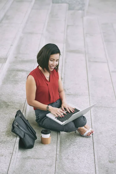 Vackra Unga Affärskvinna Kommunicerar Online Med Hjälp Sin Bärbara Dator — Stockfoto