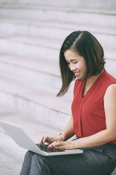 Азіатський Студент Коледжу Сидячи Сходах Відкритому Повітрі Посміхаючись Навчання Ноутбуком — стокове фото
