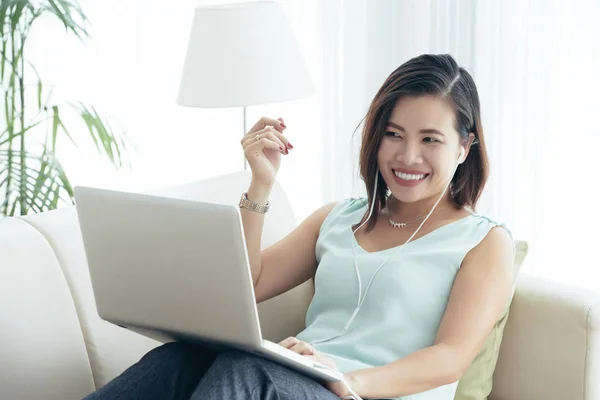 Asian Young Girl Headphones Sitting Couch Laptop Computer Her Knees — Stock Photo, Image