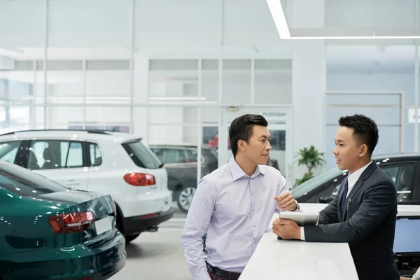 Dospělejší Vietnamští Prodejci Automobilů Hovoří Obchodním Manažerem — Stock fotografie