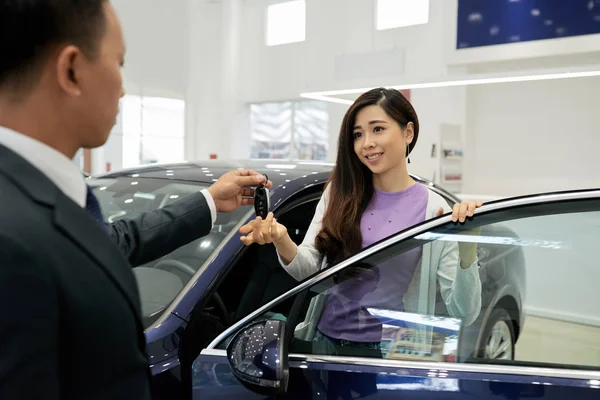 Vendedor Dando Chaves Carro Para Jovem Cliente Muito Feminino — Fotografia de Stock