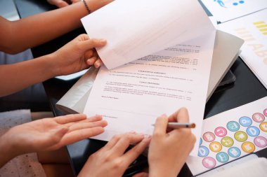 Ux tasarımcısı müşteriye sözleşmeyi nerede imzalayacağını gösterir, yukarıdan görüntüle