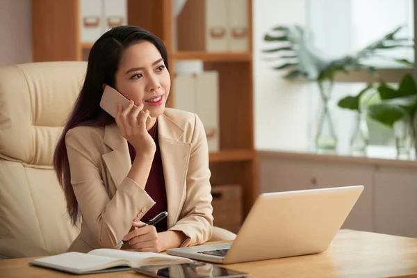 Porträt Einer Positiven Jungen Geschäftsfrau Die Ihrem Arbeitsplatz Sitzt Und — Stockfoto