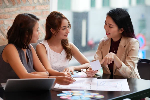 Smiling Vietnamese Business Women Table Showing Ideas Website Design — Stock Photo, Image