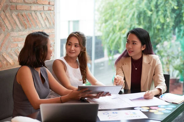 Equipe Mulheres Negócios Vietnamitas Discutindo Variantes Interface Aplicativos Móveis — Fotografia de Stock