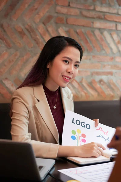 Ziemlich Kreative Vietnamesische Frau Zeigt Ihre Variante Des Logos Für — Stockfoto