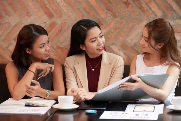 Hübsch Lächelnde Designerinnen Mit Dokumenten Und Logo Ideen — Stockfoto