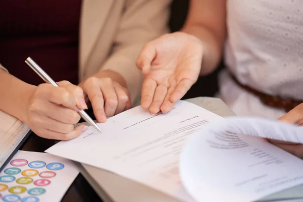 Las Manos Las Mujeres Negocios Firman Contrato Reunión —  Fotos de Stock