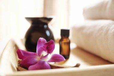 Masaj spa salonunda tepside Uçucu yağ ve orkide çiçek