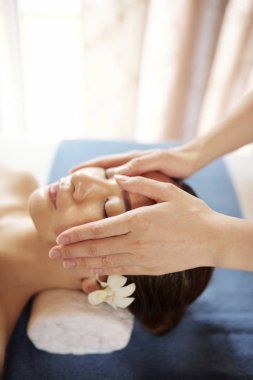 Çekici genç Asyalı kadın anti-kırışıklık rahatlatıcı yüz masajı zevk 