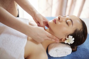 Kadın uzman güzel Vietnamlı genç kadının boyun bazı noktaları masaj