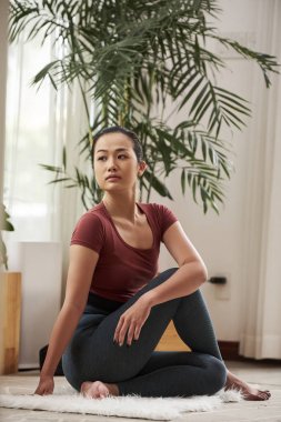 Spinal yarım büküm pratik Pretty dalgın Vietnamlı kadın evde poz