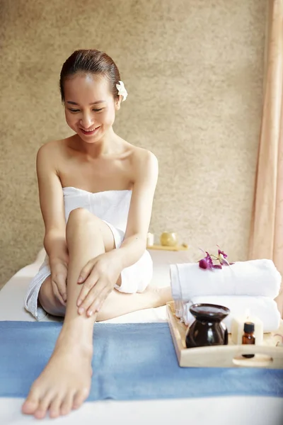 Attraktiva Leende Unga Vietnamesiska Kvinna Ansöker Massage Olja Hennes Pengar — Stockfoto