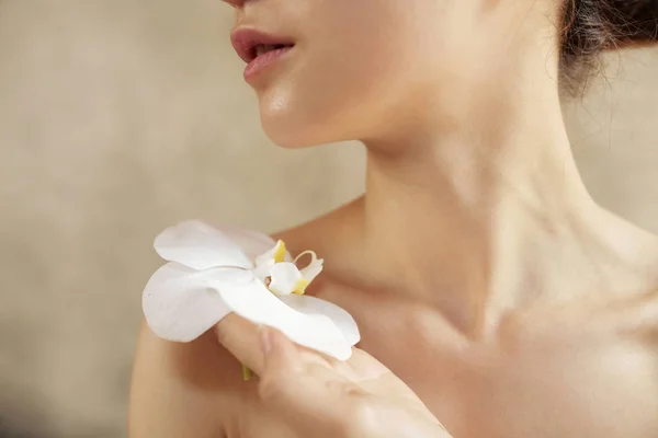 Giovane Donna Che Tiene Bel Fiore Bianco Accanto Alla Pelle — Foto Stock