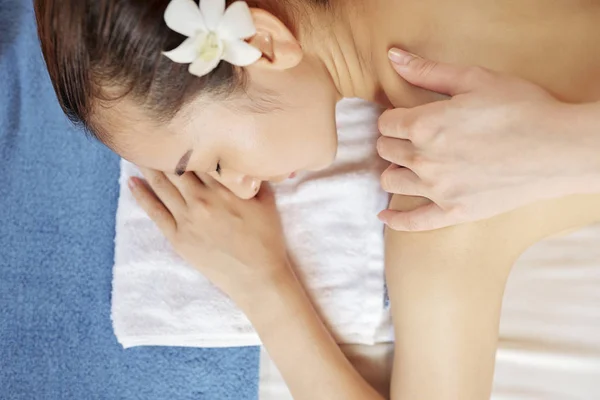 Schöne Frau Mit Weicher Haut Genießt Schultermassage Blick Von Hinten — Stockfoto