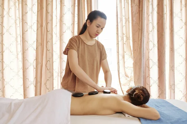 Professionell Vietnamesisk Massör Gör Avslappnande Sten Ryggmassage För Att Lindra — Stockfoto