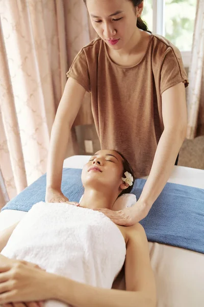 Specialist Masserende Schouders Van Mooie Jonge Vrouw Verpakt Witte Pluizige — Stockfoto