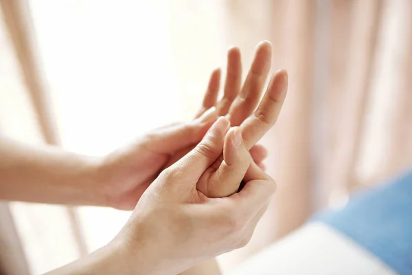 Close Beeld Van Jonge Vrouw Genieten Van Handmassage Met Oliën — Stockfoto