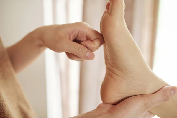Masseur Uplatňuje Tlak Určité Body Nohou Straně Klienta Lázeňském Salonu — Stock fotografie