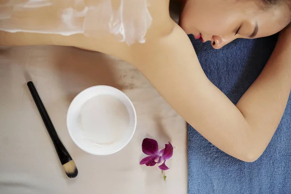 Mladá Asijská Žena Relaxační Lázeňském Salonu Hydratační Maskou Zádech — Stock fotografie